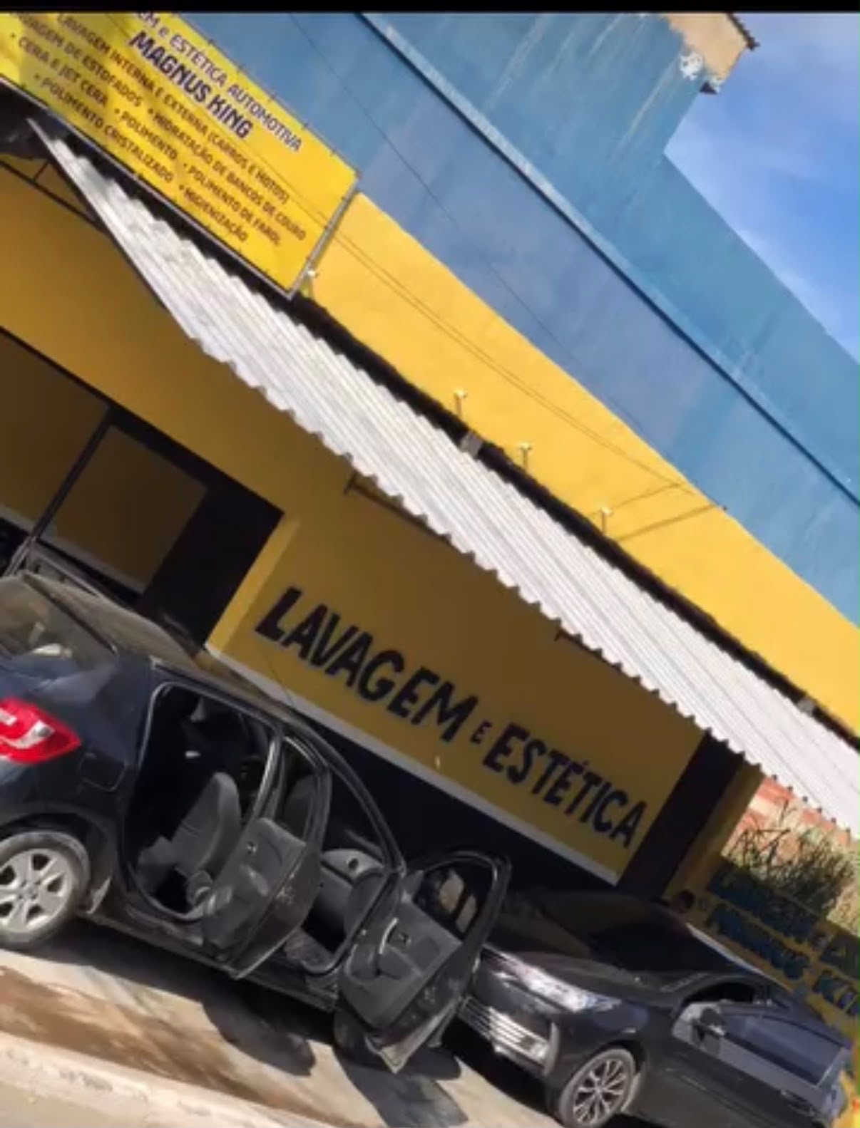 Registro de veículo em frente à área de serviços da empresa