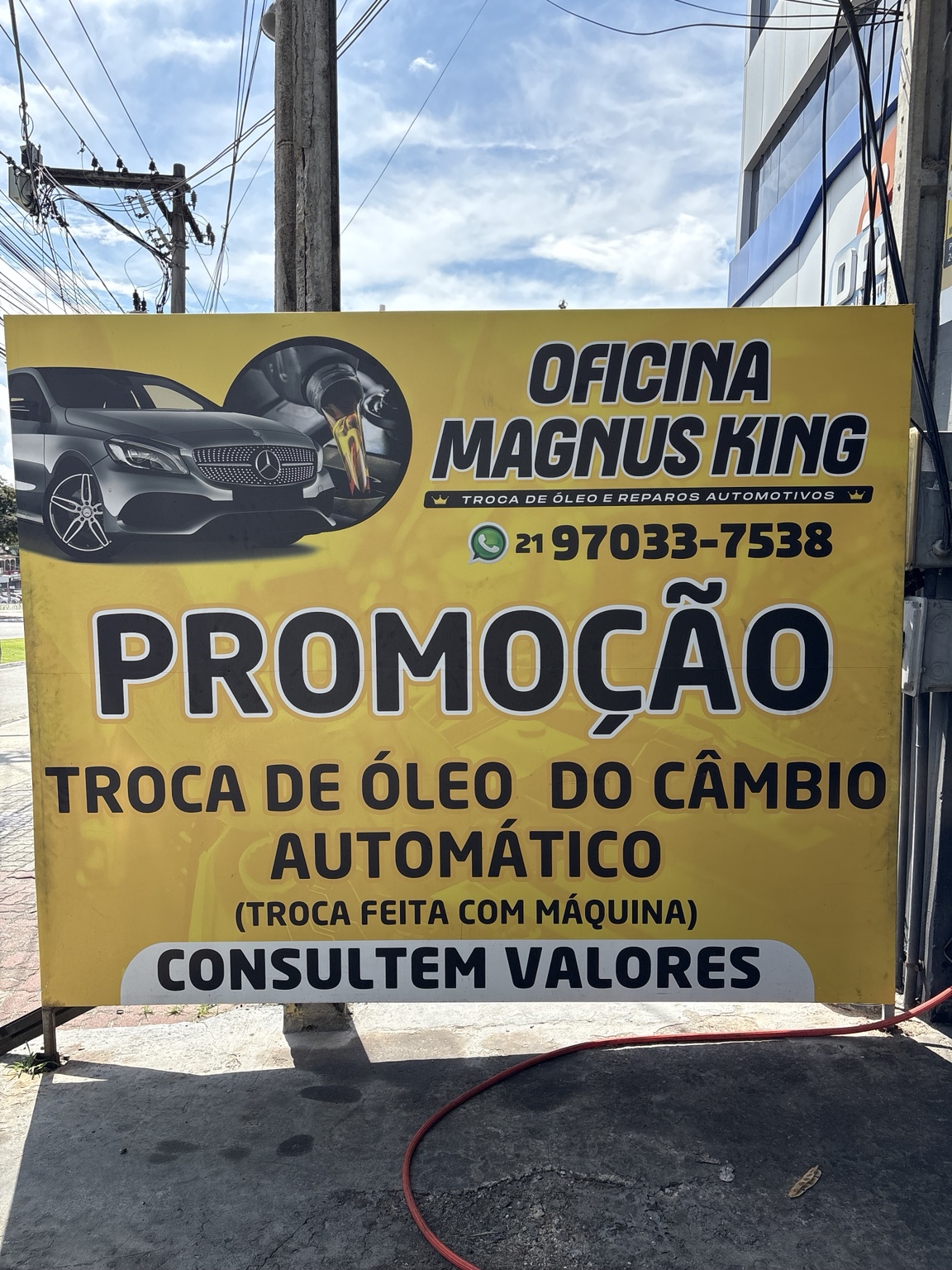 Placa da Oficina Magnus King com informações de contato